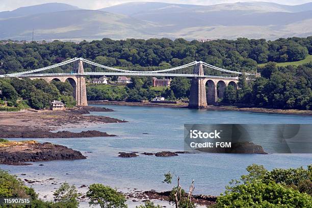 Puente En Agua Bajo De Menai Foto de stock y más banco de imágenes de Puente Menai - Puente Menai, Estrechos de Menai, Puente colgante