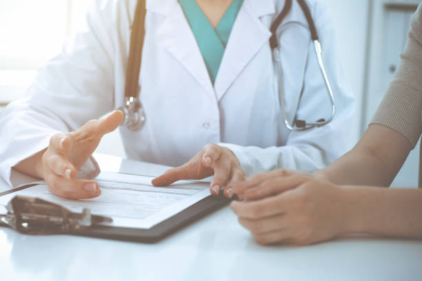 le docteur et le patient discutent de quelque chose à la clinique, juste les mains au bureau. médecine et meilleur concept de service - female likeness audio photos et images de collection