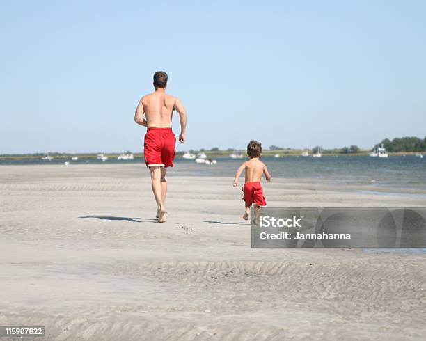 Padre E Figlio Momento - Fotografie stock e altre immagini di Ambientazione esterna - Ambientazione esterna, Amore, Bambini maschi