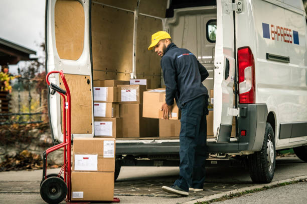 kurier załadunku pudełek na wózku push - delivery van delivery person messenger men zdjęcia i obrazy z banku zdjęć