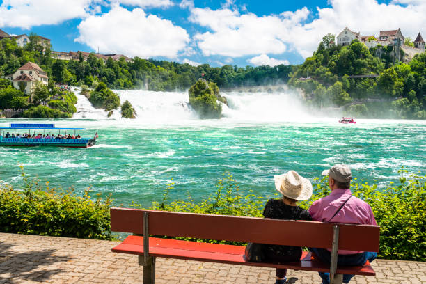 chute d'eau sur le rhin dans la ville neuhausen am rheinfall en suisse. - rhine falls photos et images de collection