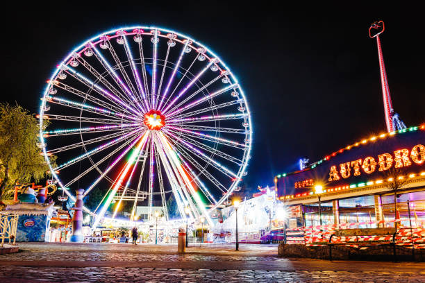 有名なプラーターのテーマパーク、ウィーンの夜の照明観覧車 - blurred motion circle reflection illuminated ストックフォトと画像