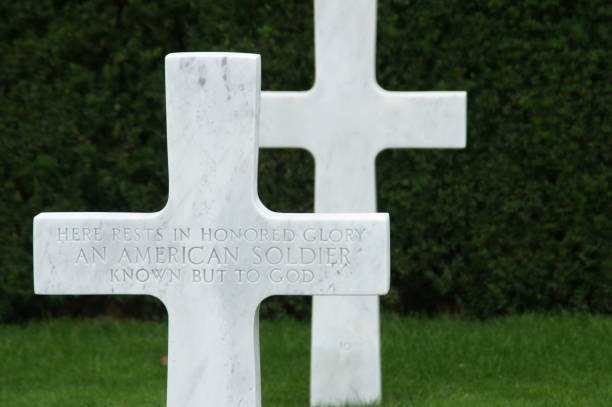 desconocido en el campo de flandes - flanders war grave war memorial fotografías e imágenes de stock