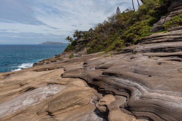 beautiful spitting cave of portlock vista on oahu, hawaii - hawaii islands tropical climate mountain residential structure imagens e fotografias de stock