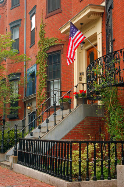 una bandera estadounidense ondea en el south end de boston - american flag architectural feature architecture chicago fotografías e imágenes de stock