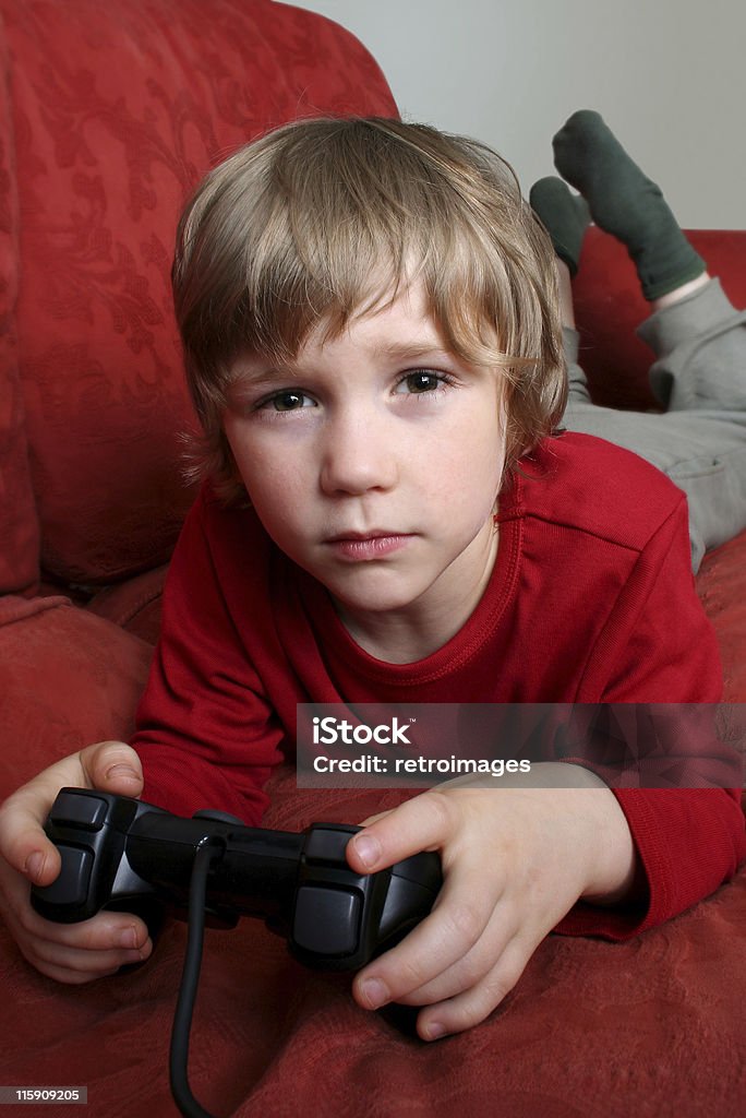Portrait d'un jeune et une console de jeux vidéo - Photo de Activité de loisirs libre de droits