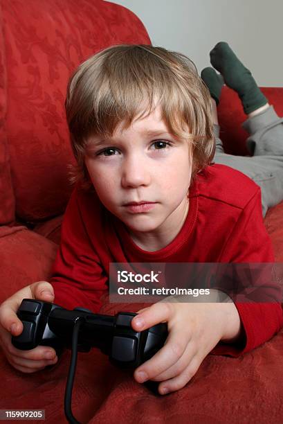 Photo libre de droit de Portrait Dun Jeune Et Une Console De Jeux Vidéo banque d'images et plus d'images libres de droit de Activité de loisirs - Activité de loisirs, Alimentation lourde, Brand Name Video Game