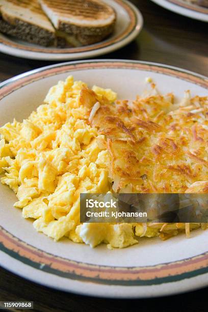 미국식 조식스크램블드 에그 해쉬 브라운스 토스트 제공 0명에 대한 스톡 사진 및 기타 이미지 - 0명, 감자 요리, 건강에 좋지 않은 음식