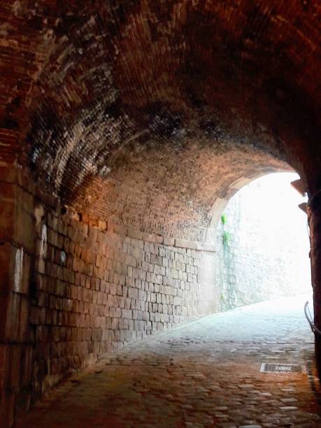 каменный тун�нель - 5470 стоковые фото и изображения