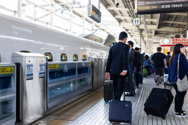 plate-forme de gare avec des personnes shinkansen et salaryman avec des bagages - baggage wagon photos et images de collection