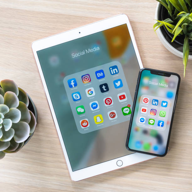 social-media-app, mobile multi-channel, cross-channel-internet-online-anwendung für menschen digitalen lebensstil mit logo auf iphone x und ipad pro touchscreen - google ads stock-fotos und bilder