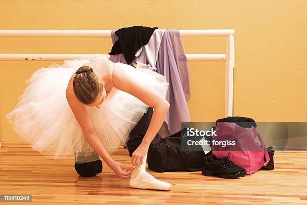 Foto de Dançarina De Balé Preparandose Para A Prática De Tênis Em Pointe e mais fotos de stock de Adulto