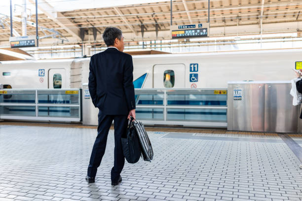 plate-forme centrale de gare avec shinkansen et un peuple de salaire avec des bagages - baggage wagon photos et images de collection
