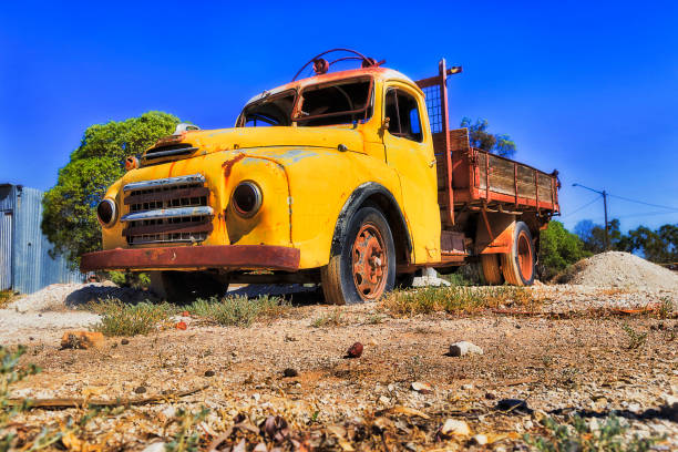 samochód zardzewiały grzbiet błyskawicy ciężarówki - car old rusty scrap metal zdjęcia i obrazy z banku zdjęć