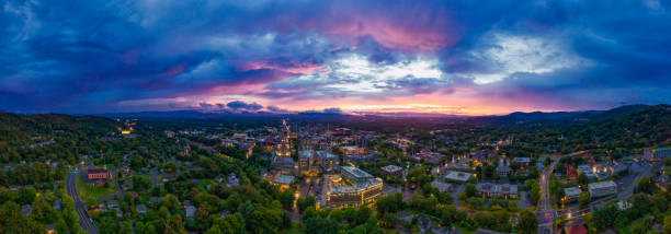 asheville north carolina luftaufnahme bei sonnenuntergang - blue ridge mountains fotos stock-fotos und bilder