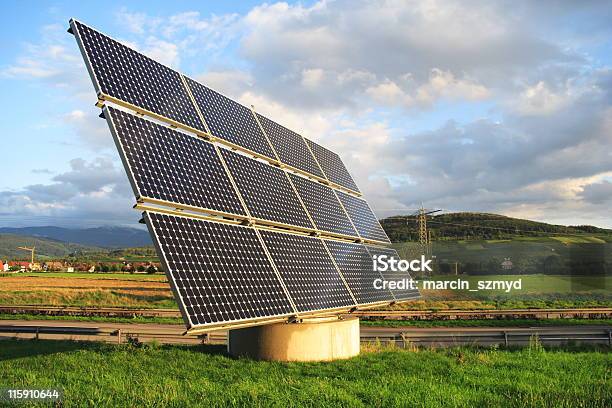 Pannello Solare Con Il Sole Sistema Di Tracciamento - Fotografie stock e altre immagini di Blu