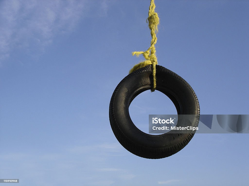 Balançoire pneu contre ciel bleu - Photo de Activité libre de droits