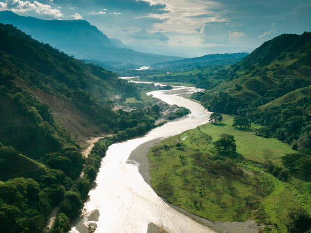 vue aérienne de salamina, caldas dans les andes et la rivière magdalena - magdalena photos et images de collection