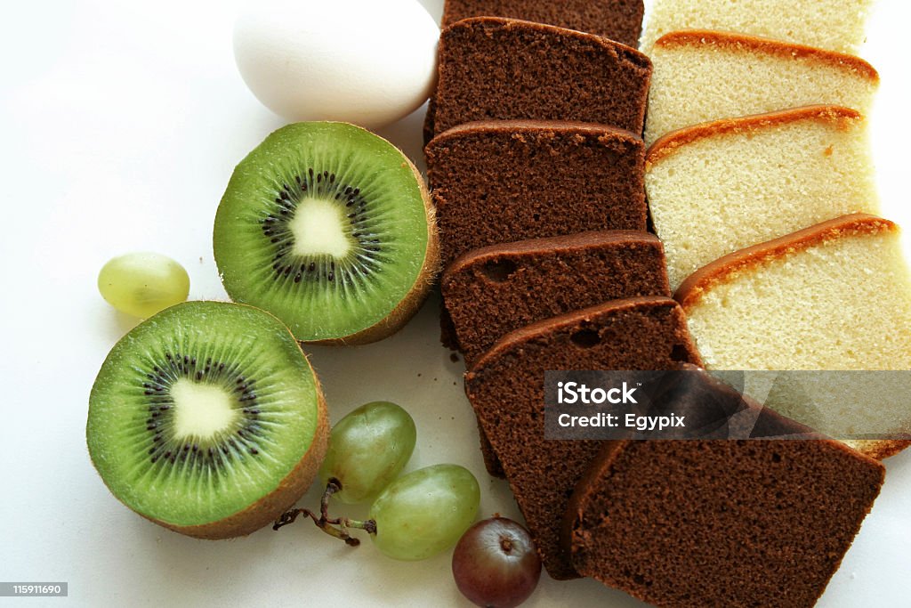 Пирожные и фрукты - Стоковые фото Белый роялти-фри