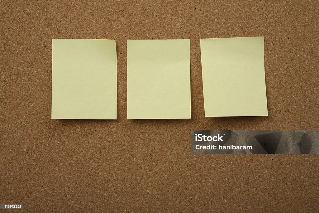 Bordo di sughero con nota Post-It giallo - Foto stock royalty-free di Tre persone