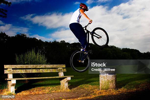 Foto de Homem A Fazer O Salto De Bicicleta De Montanha De Banco e mais fotos de stock de Atração de Parque de Diversão