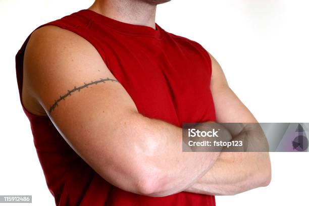 Foto de Homem De Camisa Vermelha Com Os Braços Cruzados E Tatuagem e mais fotos de stock de Tatuagem