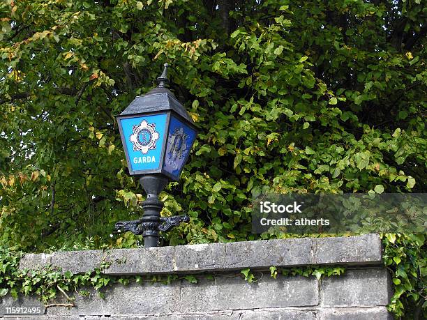 Garda Sinal Fora De Ennis Co Clare Irlanda - Fotografias de stock e mais imagens de Força policial - Força policial, Cultura Irlandesa, Condado de Clare