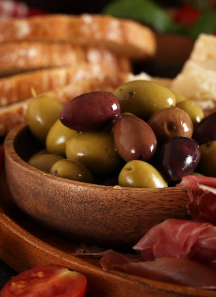olives rouges et vertes kalamata - 11818 photos et images de collection
