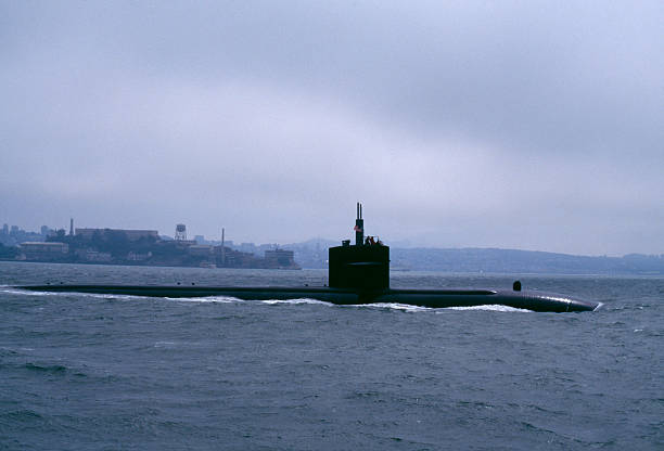 submarino derrapagem fora do mar com nevoeiro da baía de san francisco - submarine imagens e fotografias de stock