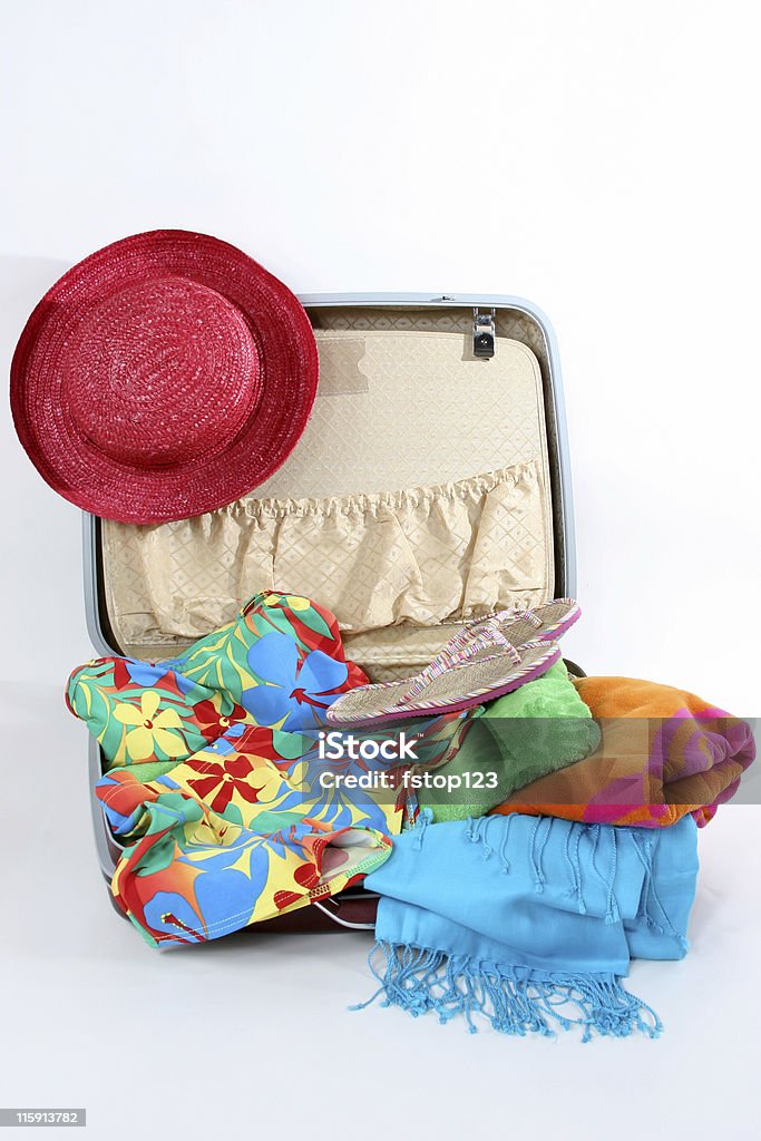 Embalado mala com roupa de banho, toalhas, Chapéu e botas - Royalty-free Mala Foto de stock