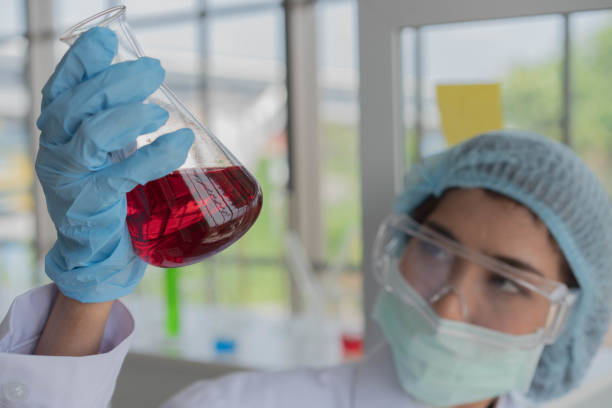 giovane scienziata asiatica sperimentazione esperimento chimico per provetta e intrusione in laboratorio - test tube biologist laboratory beaker foto e immagini stock
