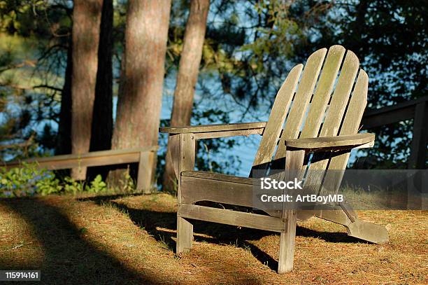 Photo libre de droit de Chaise Adirondack banque d'images et plus d'images libres de droit de Chaise Adirondack - Chaise Adirondack, Lac, Bois