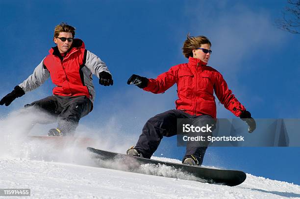 Photo libre de droit de Homme Et Femme De Snowboard banque d'images et plus d'images libres de droit de Activité - Activité, Adulte, Aventure