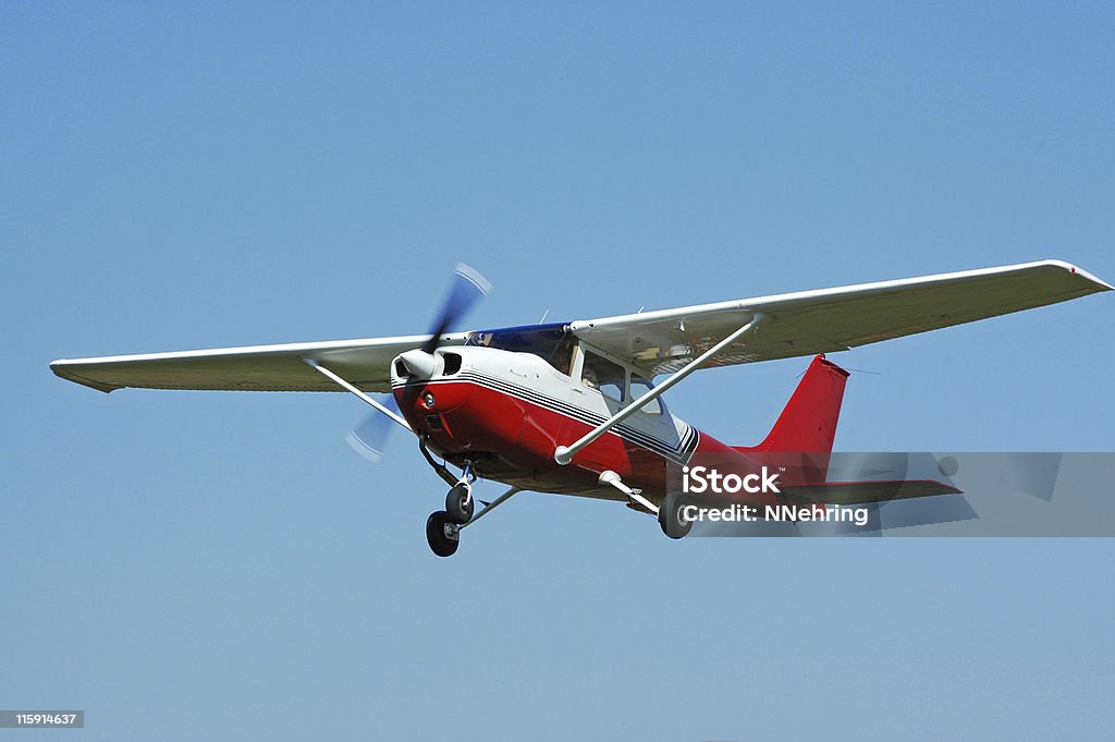 Avion privé Cessna 172 Voler dans le ciel bleu clair - Photo de Avion à hélice libre de droits