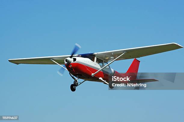 Photo libre de droit de Avion Privé Cessna 172 Voler Dans Le Ciel Bleu Clair banque d'images et plus d'images libres de droit de Avion à hélice