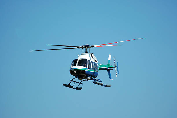 quatro rotor de helicóptero bell 407 voando no céu azul límpido - rotor - fotografias e filmes do acervo