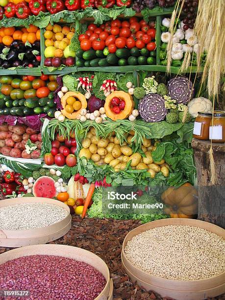 Colorato Di Verdure Frutta E Fagioli - Fotografie stock e altre immagini di Aglio - Alliacee - Aglio - Alliacee, Agricoltura, Alimentazione sana