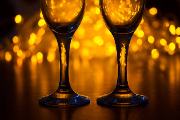 wineglasses on blurred background - 19636 imagens e fotografias de stock