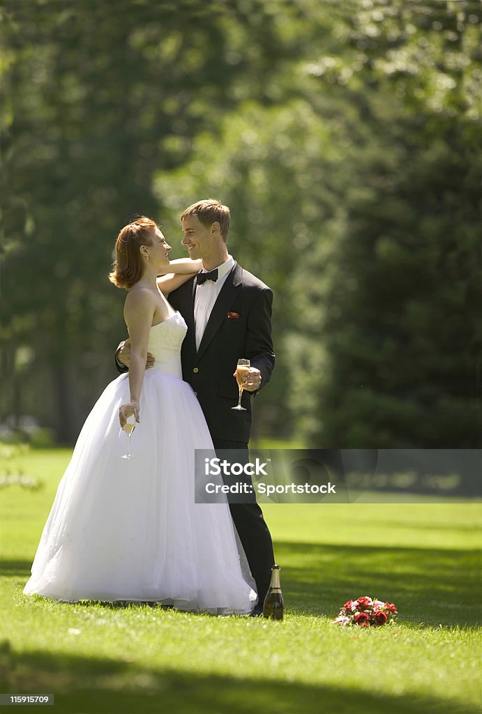 Невеста и жених - Стоковые фото Белый роялти-фри