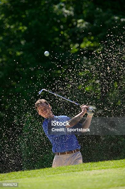 Golfista Chipping Do Obstáculo - Fotografias de stock e mais imagens de Golfista - Golfista, Atirar à Baliza, Drive - Atividade desportiva
