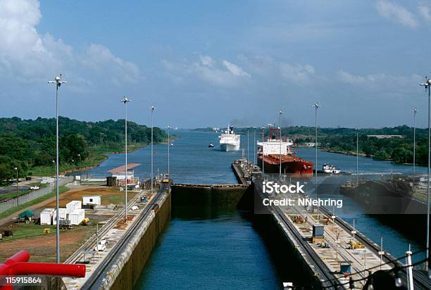 Photo libre de droit de Bateaux Entrant Dans Le Canal De Panama À Ecluses De Gatún banque d'images et plus d'images libres de droit de Canal de Panama
