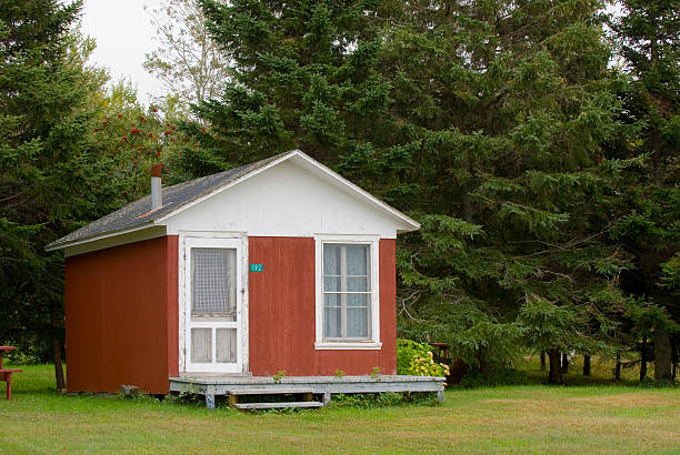 petite maison - red cottage small house photos et images de collection