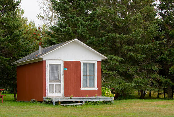 tiny casa - red cottage small house imagens e fotografias de stock