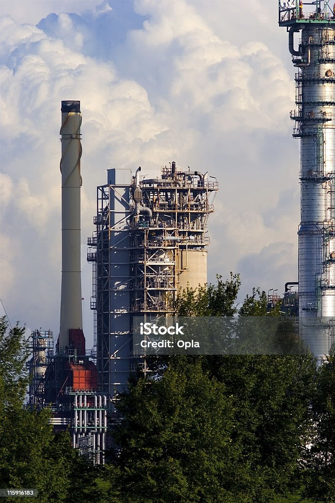 Petroquímica instalación con nubes - Foto de stock de Chimenea industrial libre de derechos