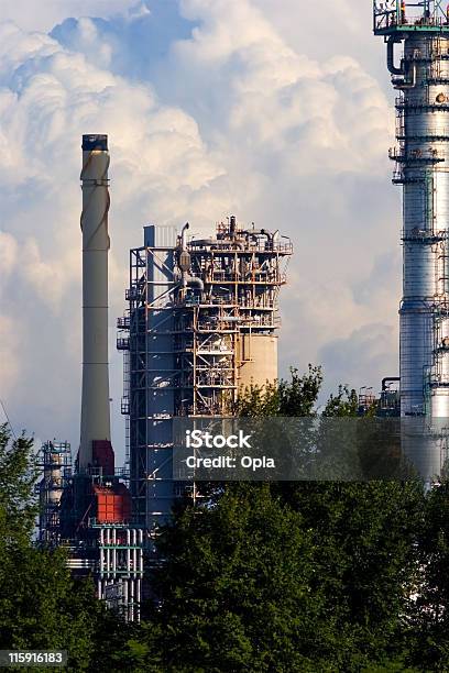 Petroquímica Instalación Con Nubes Foto de stock y más banco de imágenes de Chimenea industrial - Chimenea industrial, Color - Tipo de imagen, Color plateado