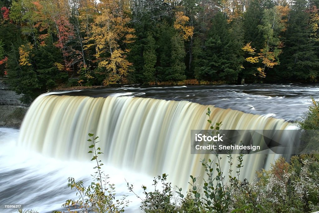 Верх Tahquamenon вода Падает - Стоковые фото Брызги роялти-фри