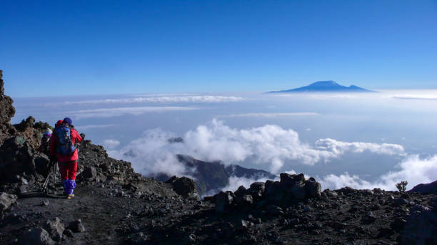 les grimpeurs descendent du sommet du mont meru dans le parc national d'arusha en tanzanie - uhuru peak photos et images de collection