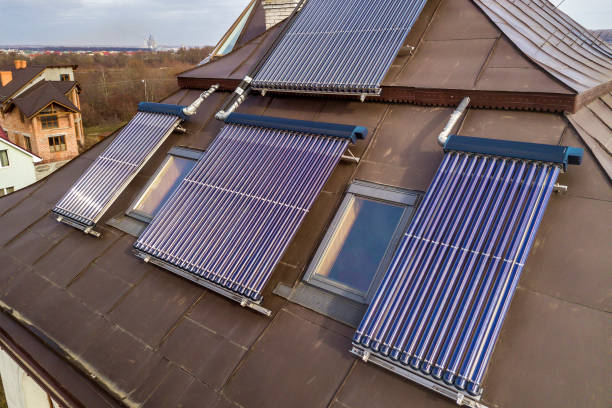 家の屋根の太陽水暖房システム。温水ボイラー、代替生態学的太陽エネルギー発電機。 - geliosystem ストックフォトと画像