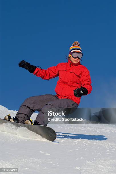 Frau Snowboarden Stockfoto und mehr Bilder von Abenteuer - Abenteuer, Aufregung, Berg