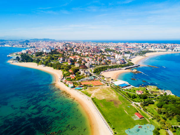 сантандер городской пляж вид с воздуха - santander стоковые фото и изображения